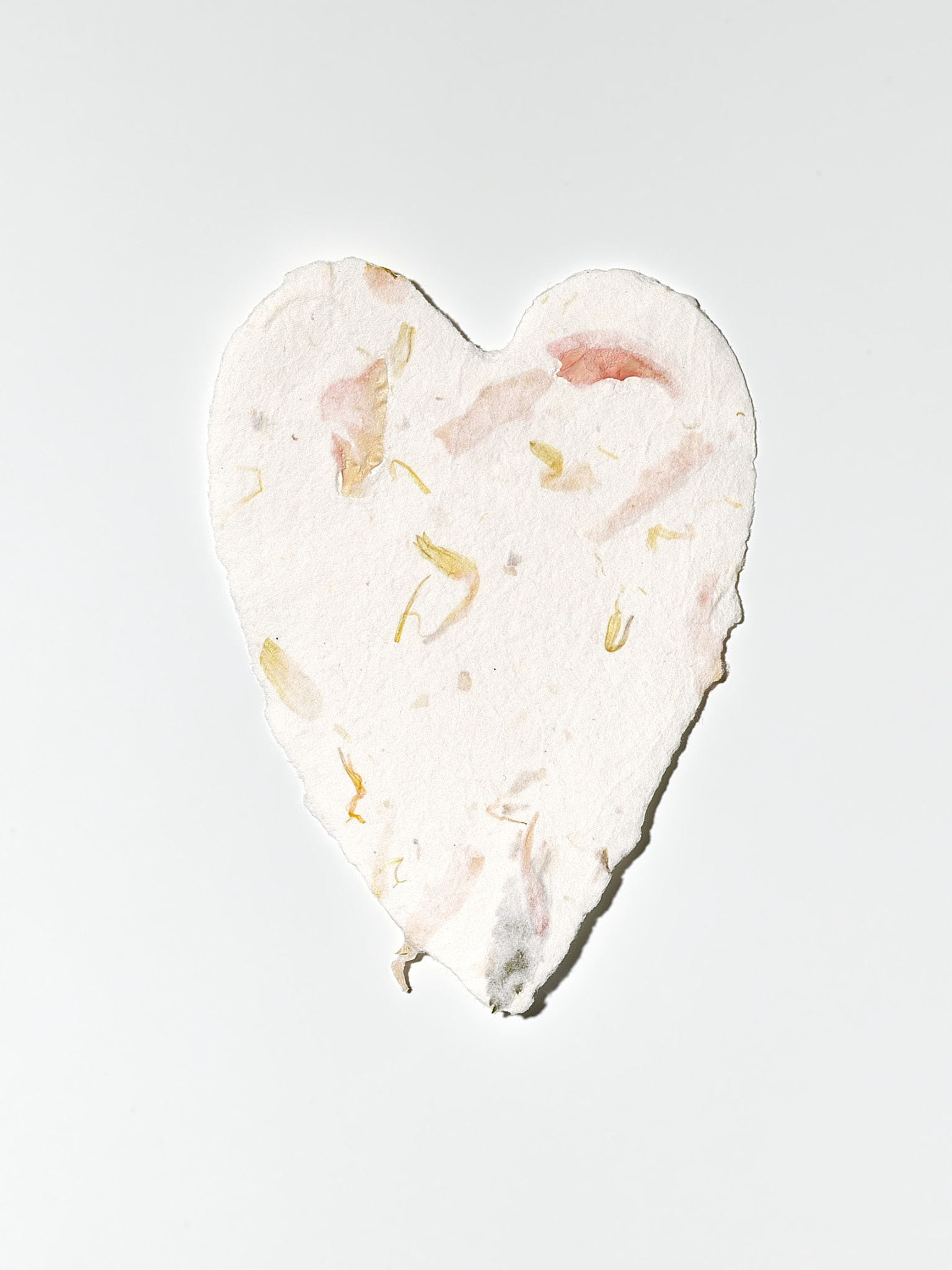 Handgeschöpftes kleines Papierherz mit Blüten