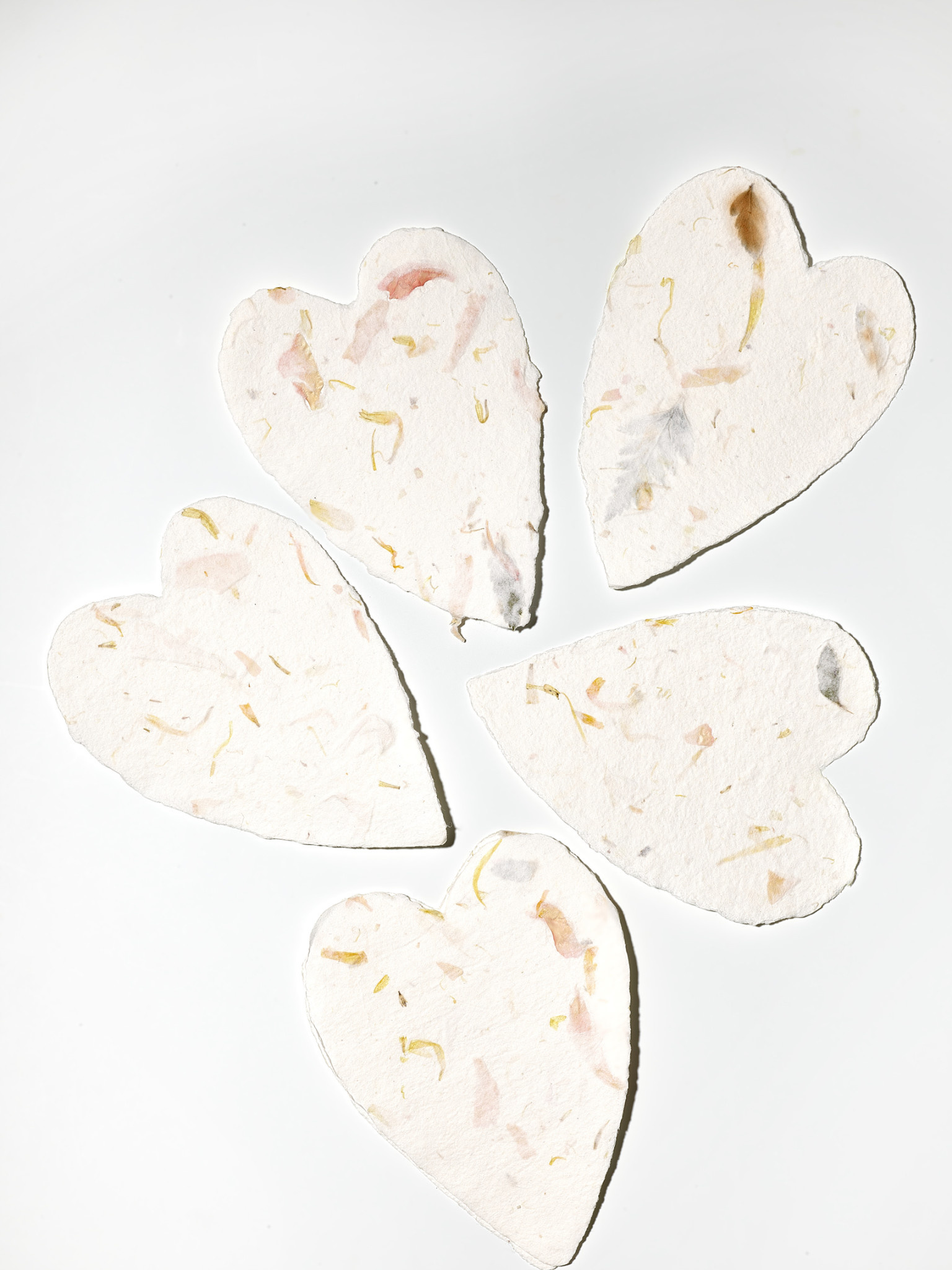 Handgeschöpftes kleines Papierherz mit Blüten