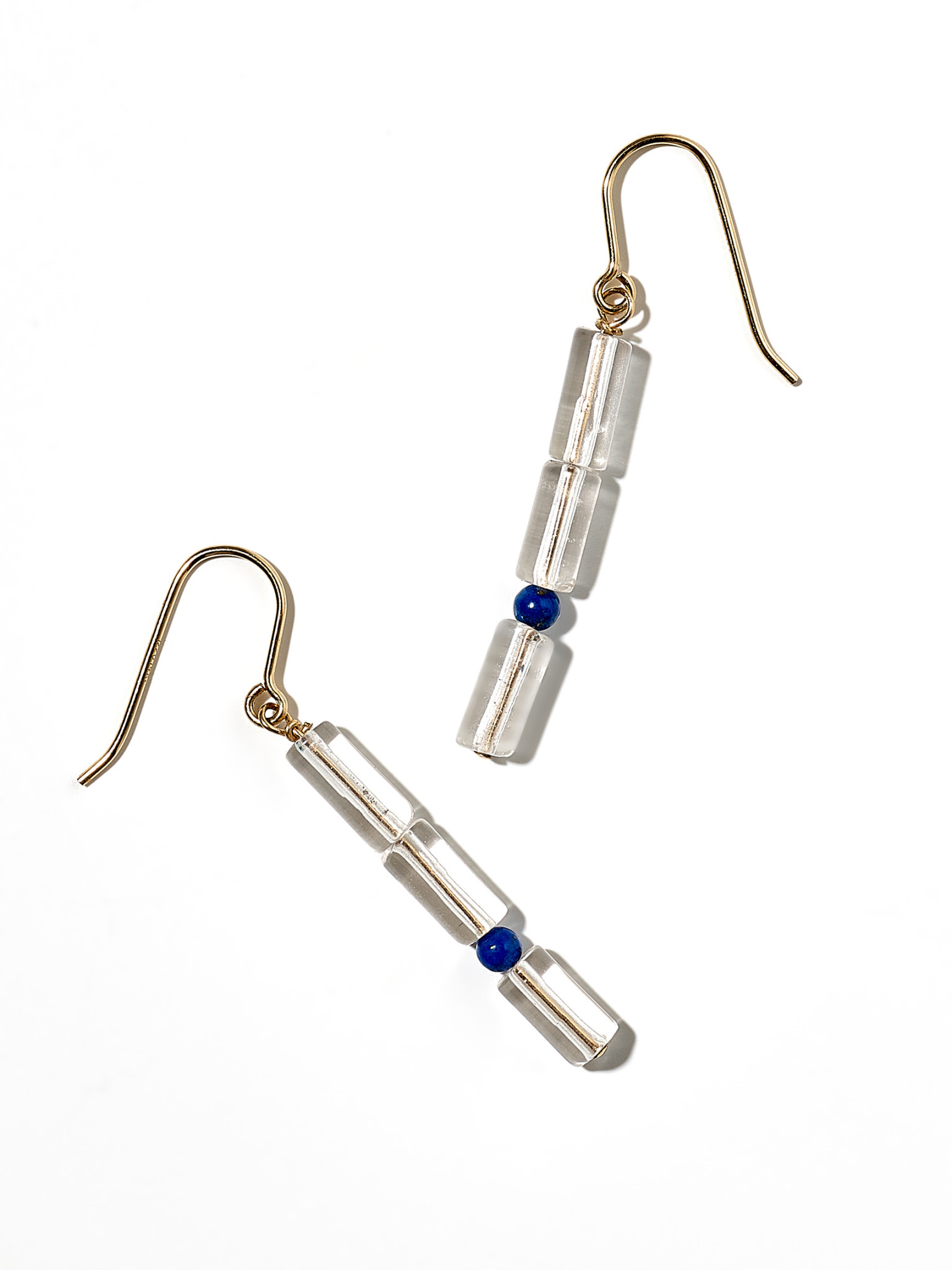 NOUVEL ÉTÉ SABINA, Ohrhänger, 14-karat gold filled, Bergkristall und kleiner Lapis Lazuli