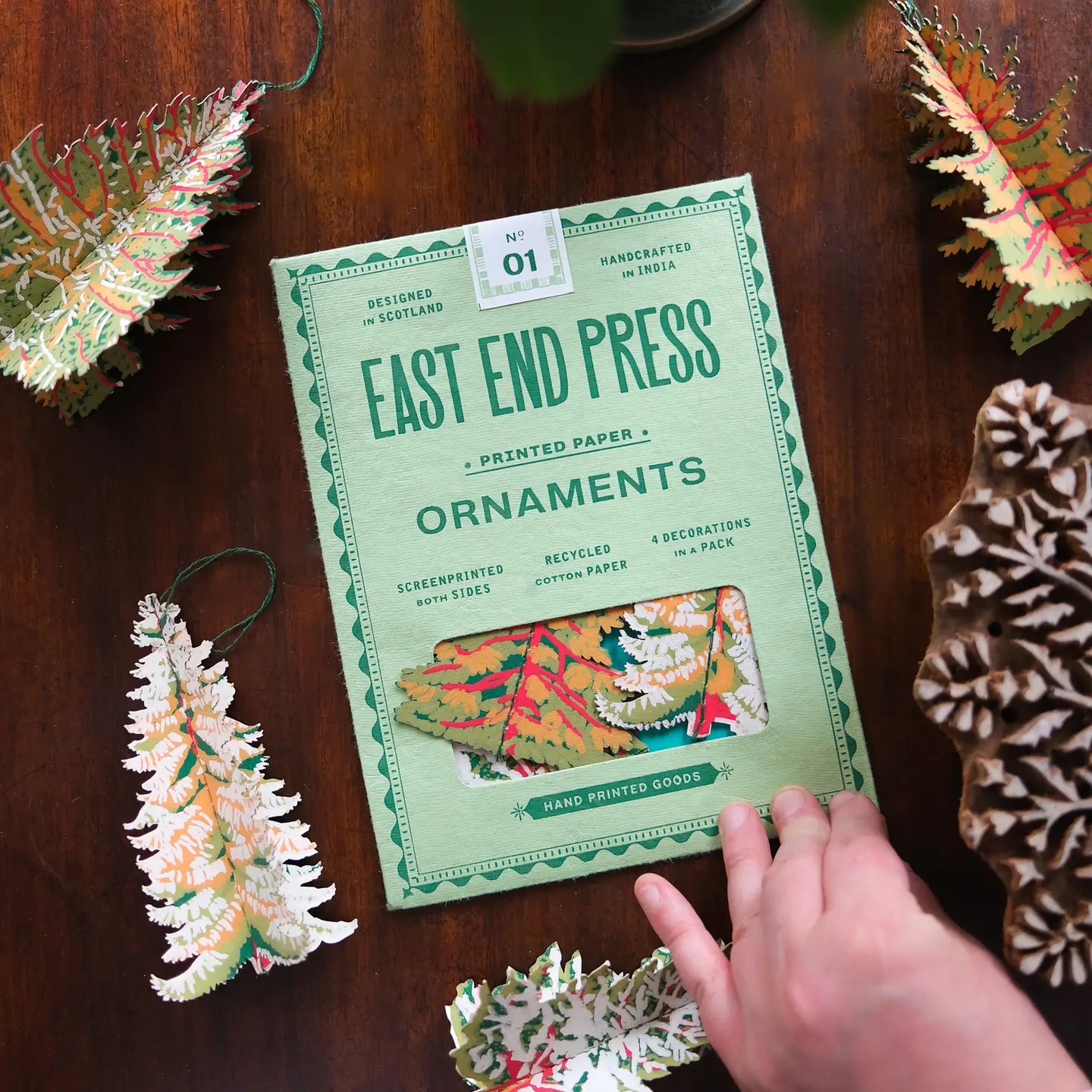 EAST AND PRESS Tannenbäume Papierhänger