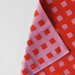 WRAP Geschirrtuch Lila mit roten Quadraten