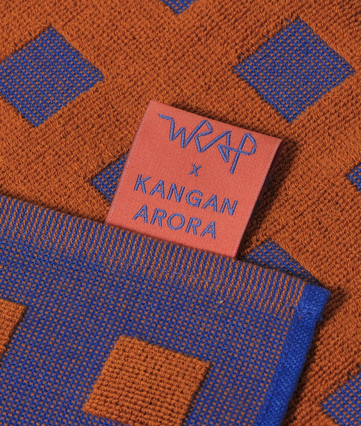 WRAP Geschirrtuch Blau mit orangen Quadraten