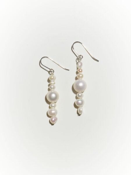 NOUVEL ÉTÉ Ohrhänger LUMI N°1 – Süsswasser Zuchtperlen und rhodiniertes Silber