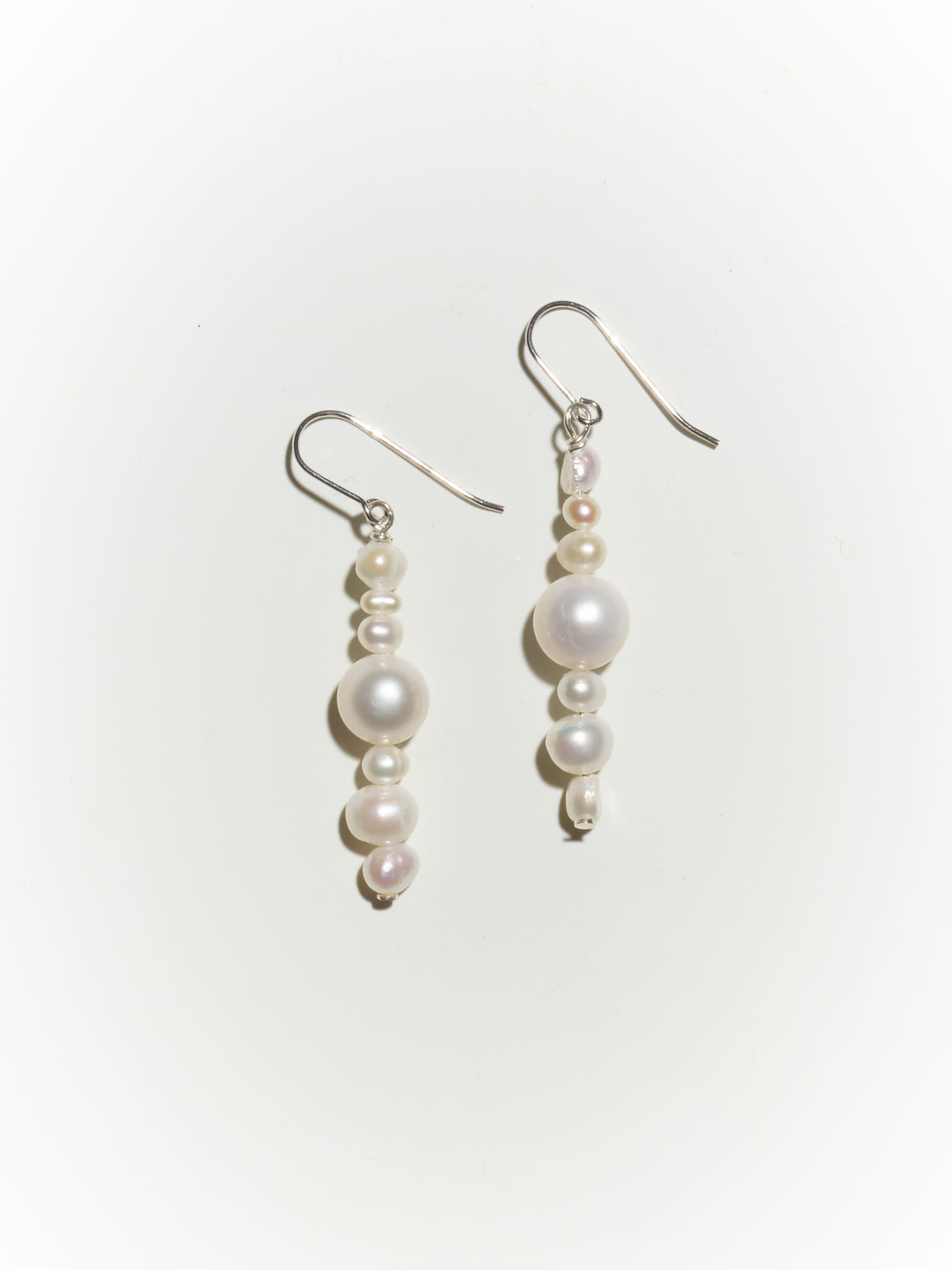 NOUVEL ÉTÉ Ohrhänger LUMI N°1 – Süsswasser Zuchtperlen und rhodiniertes Silber