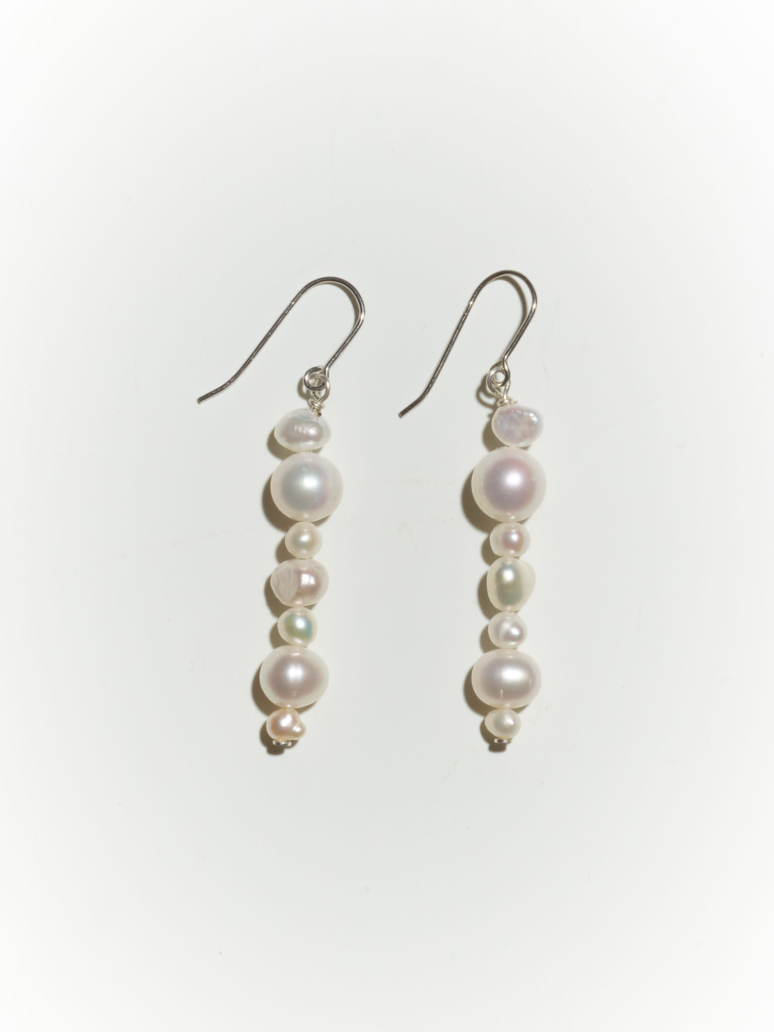 NOUVEL ÉTÉ Ohrhänger LUMI N°3 – Süsswasser Zuchtperlen und rhodiniertes Silber