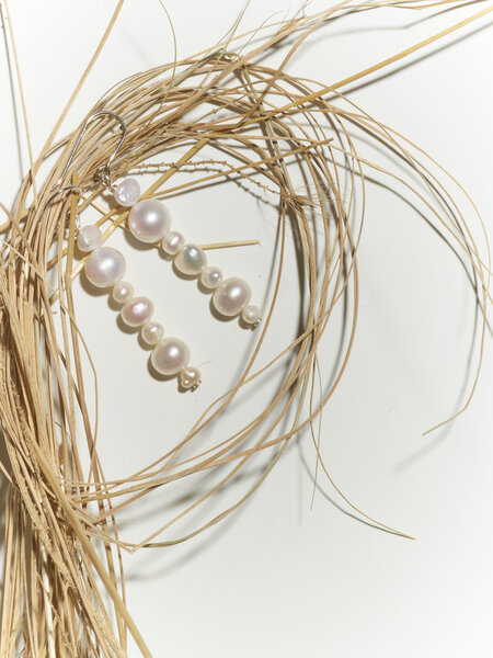 NOUVEL ÉTÉ Ohrhänger LUMI N°3 – Süsswasser Zuchtperlen und rhodiniertes Silber