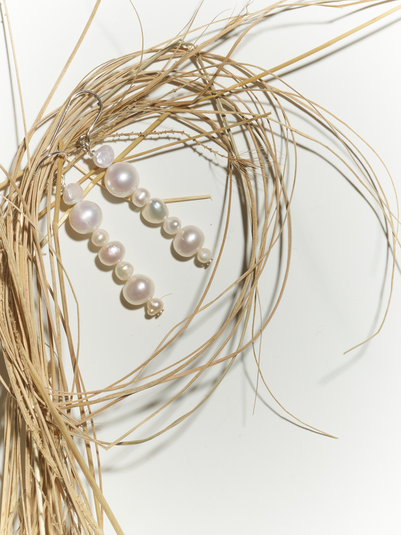 NOUVEL ÉTÉ Ohrhänger LUMI N°3 – Süsswasser Zuchtperlen und rhodiniertes Silber