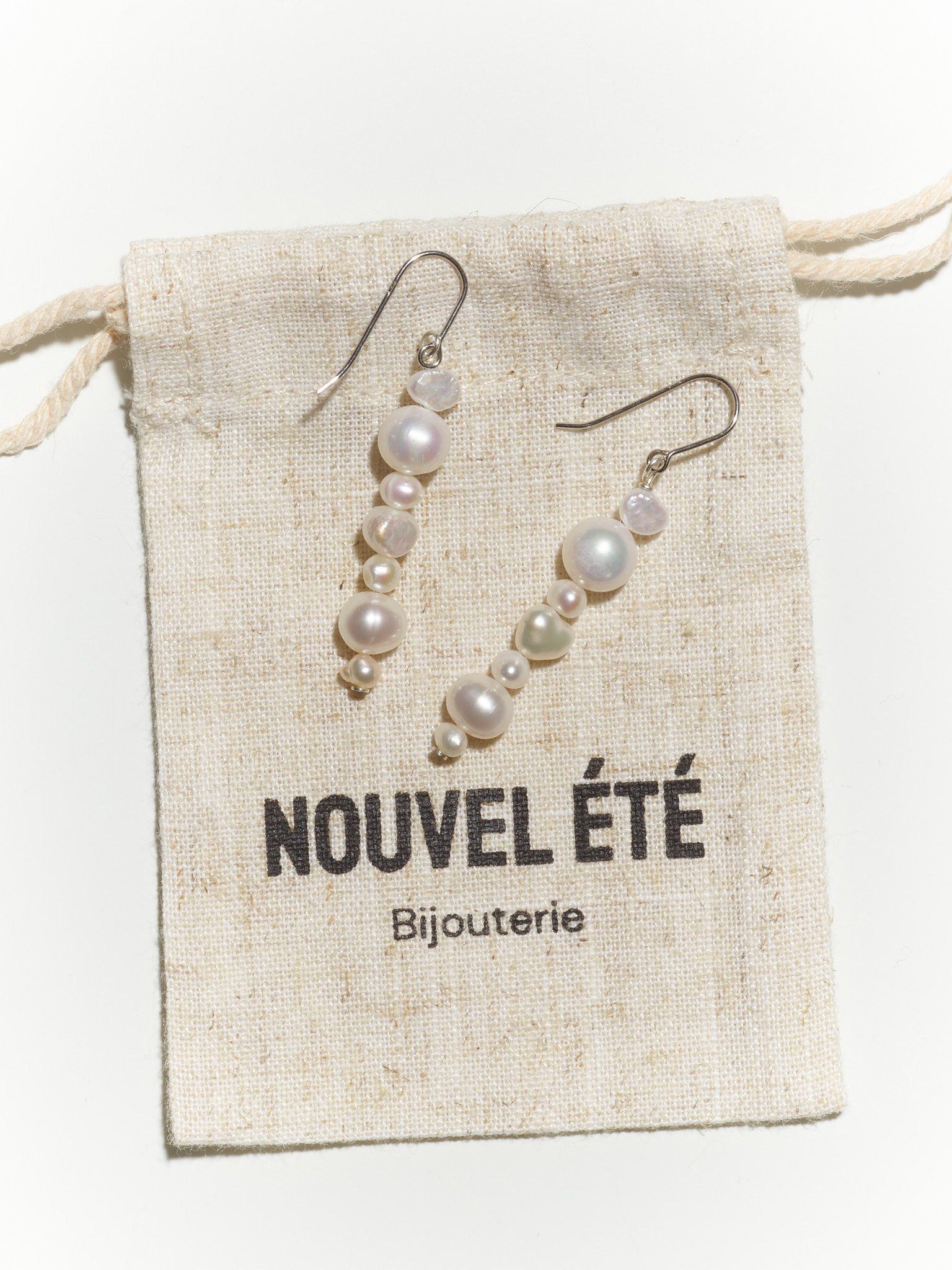 NOUVEL ÉTÉ Ohrhänger LUMI N°3 – Süsswasser Zuchtperlen und rhodiniertes Silber