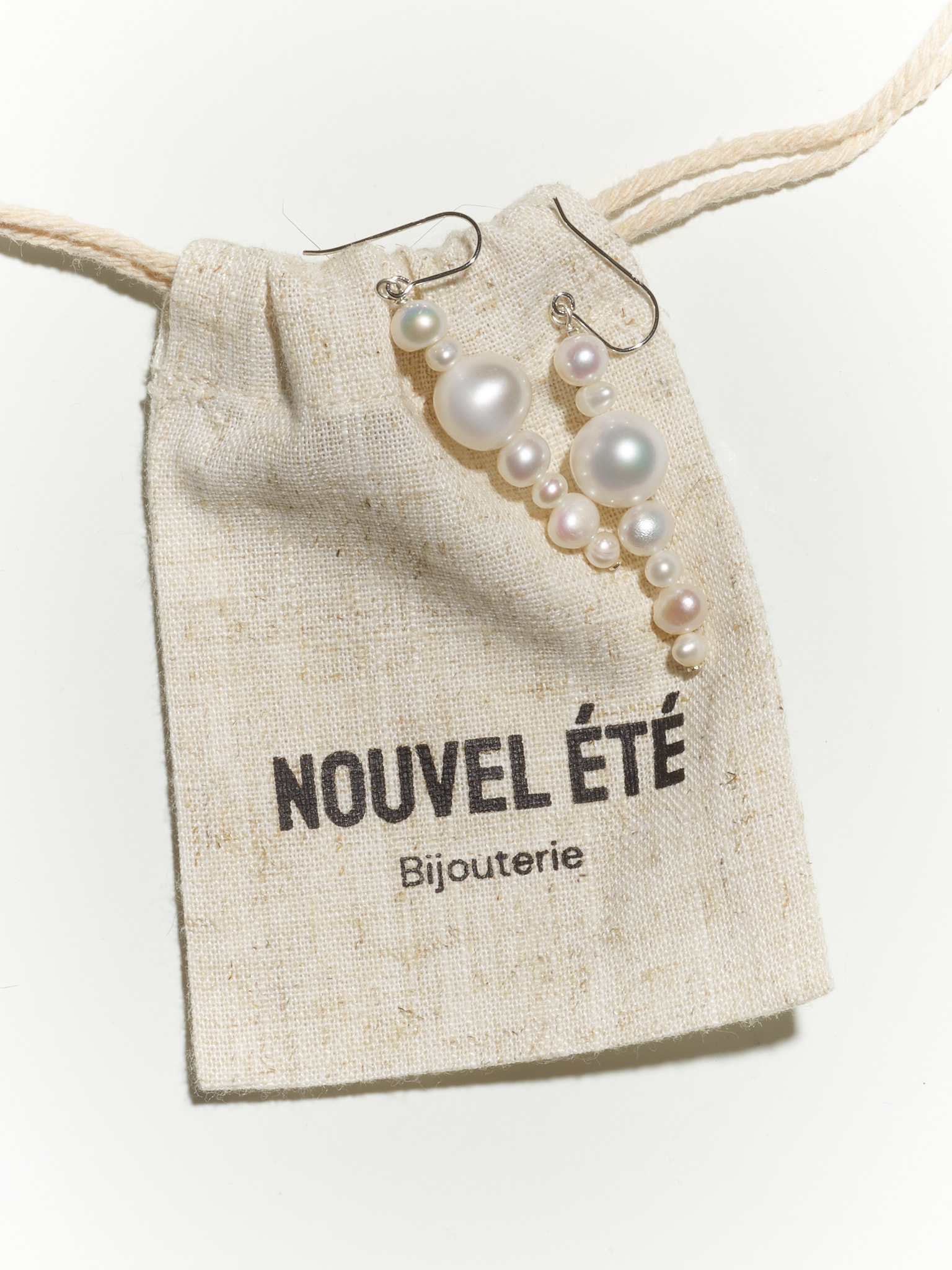 NOUVEL ÉTÉ Ohrhänger LUMI N°2 – Süsswasser Zuchtperlen und rhodiniertes Silber