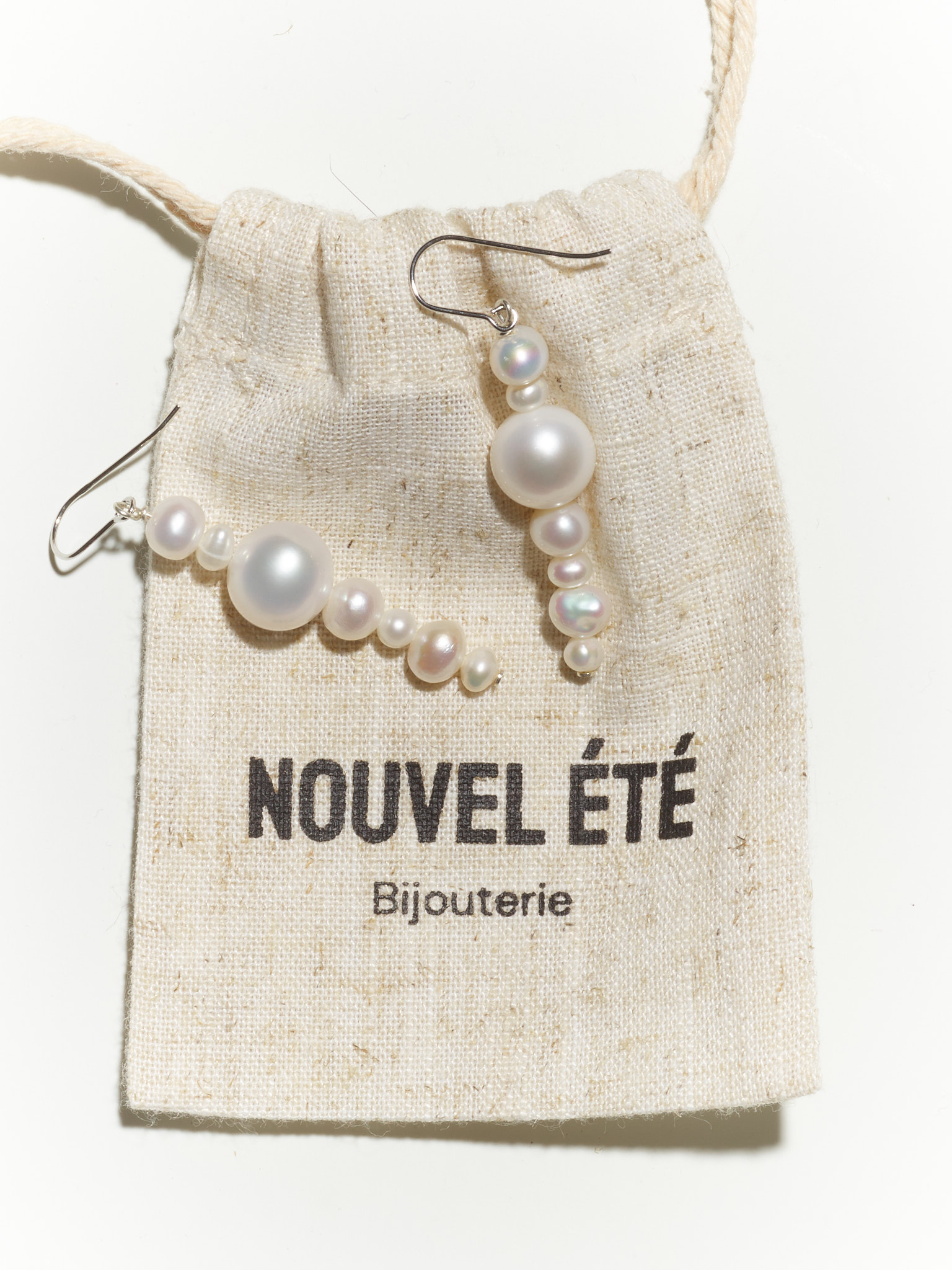 NOUVEL ÉTÉ Ohrhänger LUMI N°2 – Süsswasser Zuchtperlen und rhodiniertes Silber