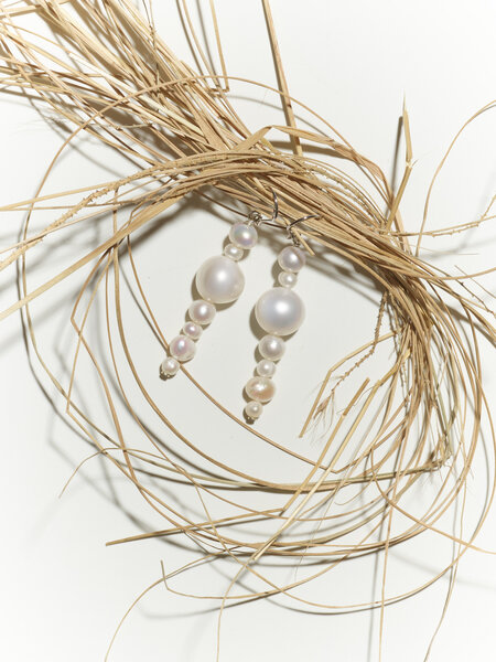 NOUVEL ÉTÉ Ohrhänger LUMI N°2 – Süsswasser Zuchtperlen und rhodiniertes Silber