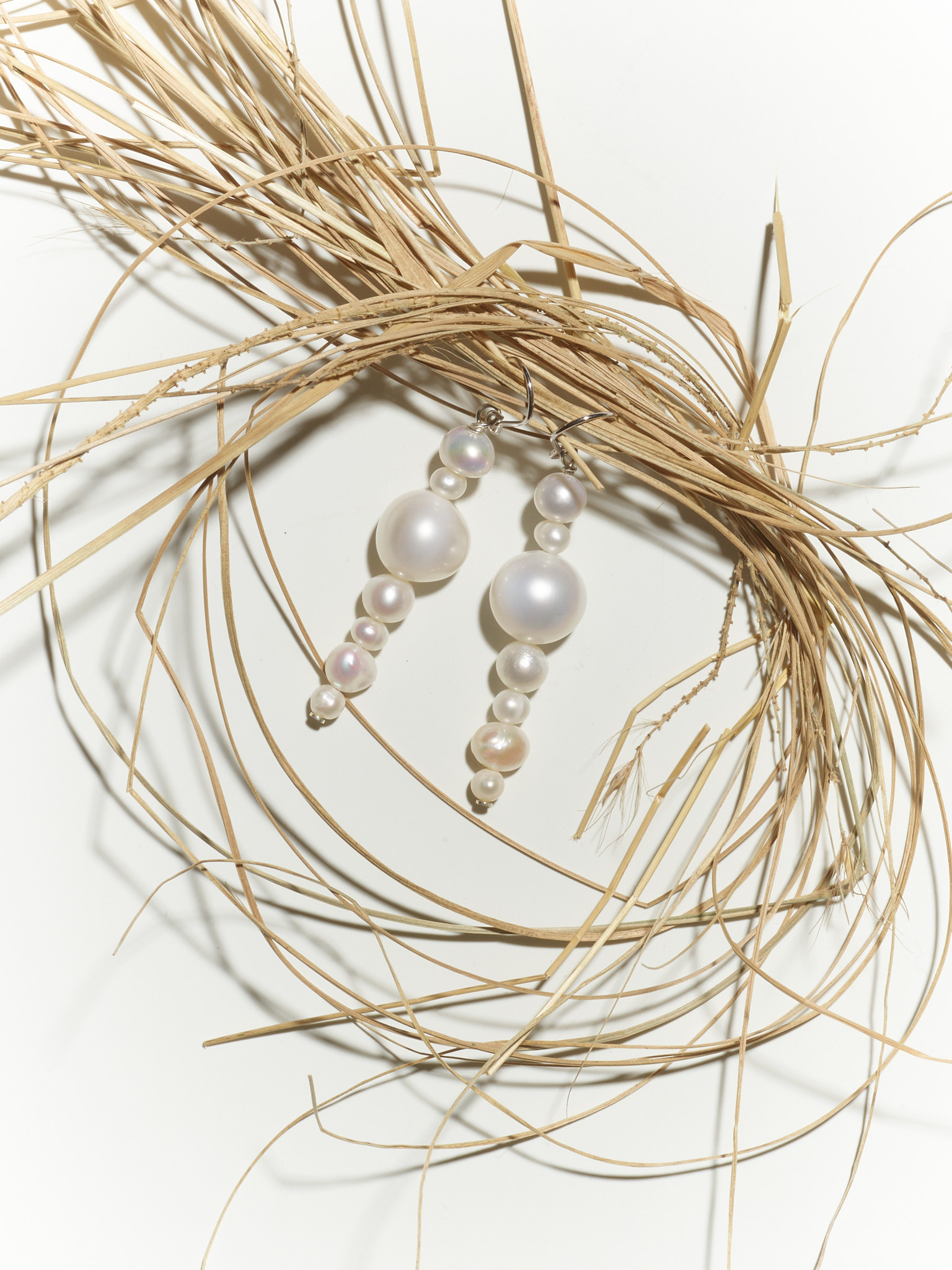 NOUVEL ÉTÉ Ohrhänger LUMI N°2 – Süsswasser Zuchtperlen und rhodiniertes Silber