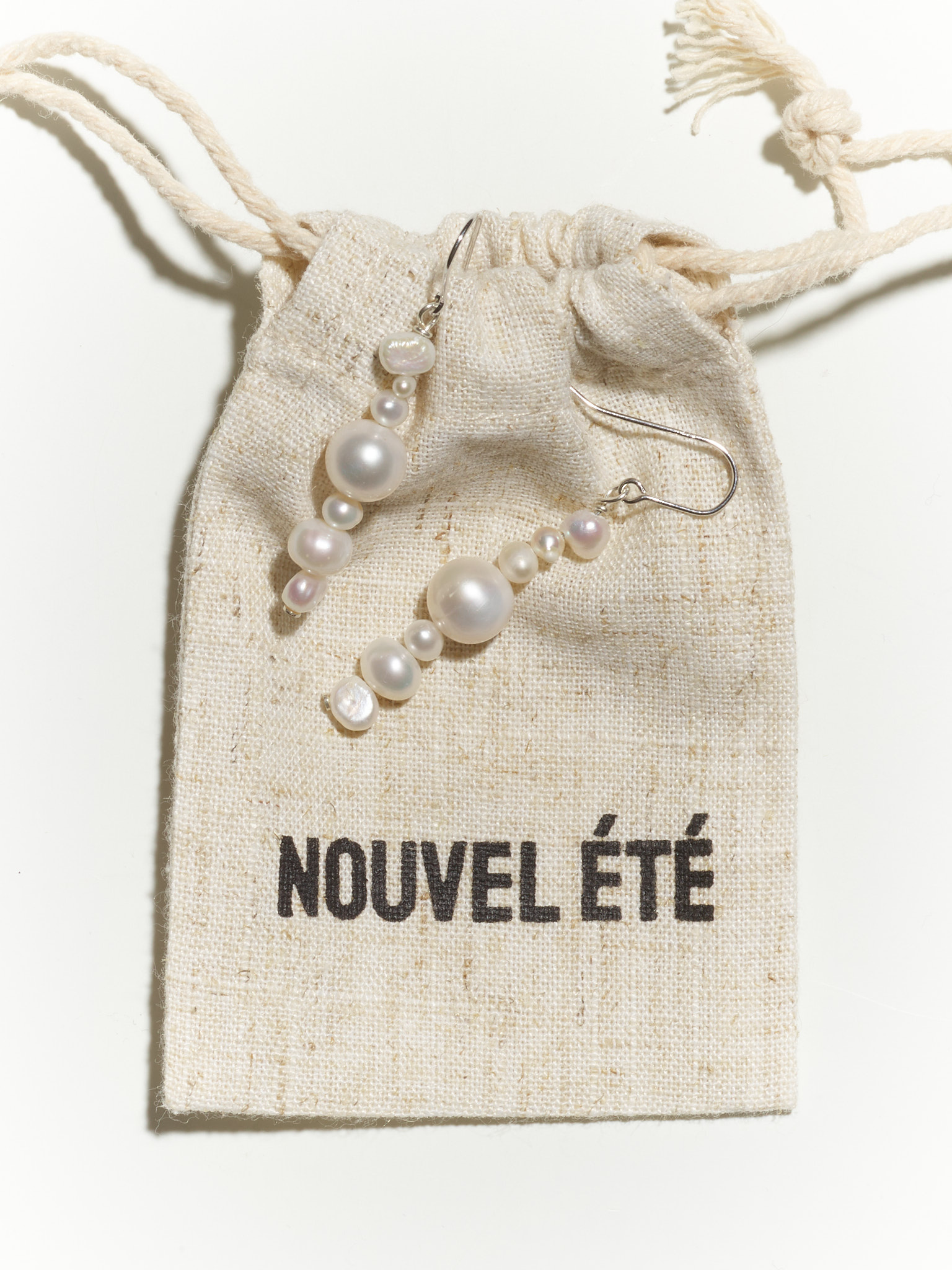 NOUVEL ÉTÉ Ohrhänger LUMI N°1 – Süsswasser Zuchtperlen und rhodiniertes Silber