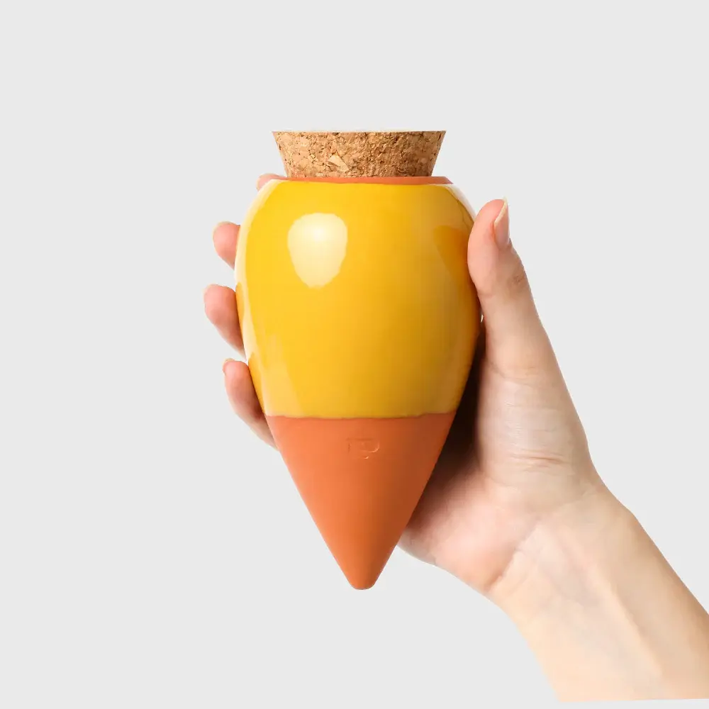 PEPIN. OYA Wasserspender aus Terrakotta –  Senfgelb