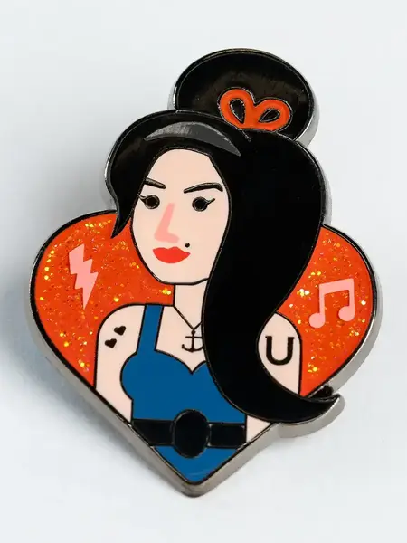 COLLECTABLE CITIES Emaille Pin – Amy Winehouse