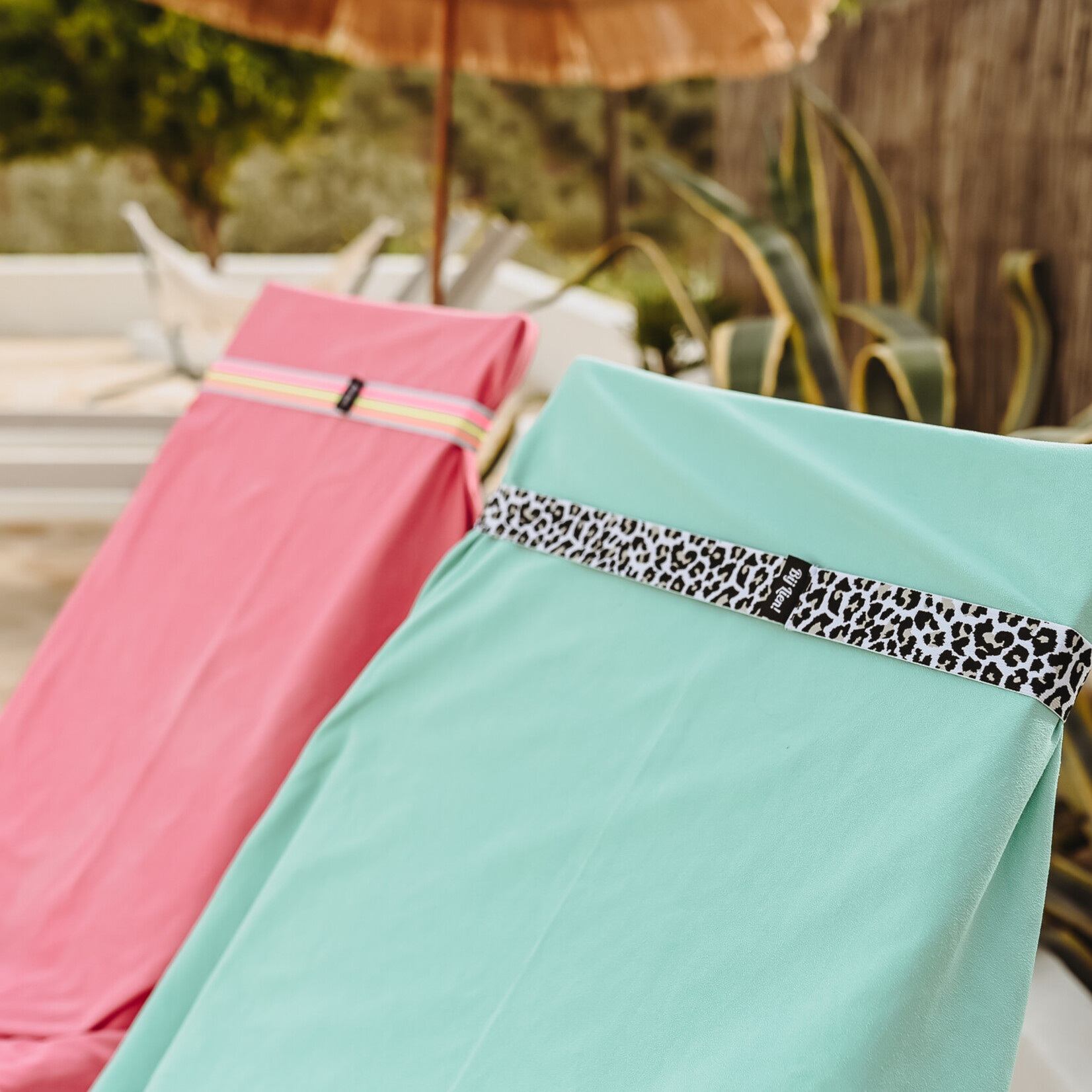 Bij Lien Beach towel strap -Love Fuchsia