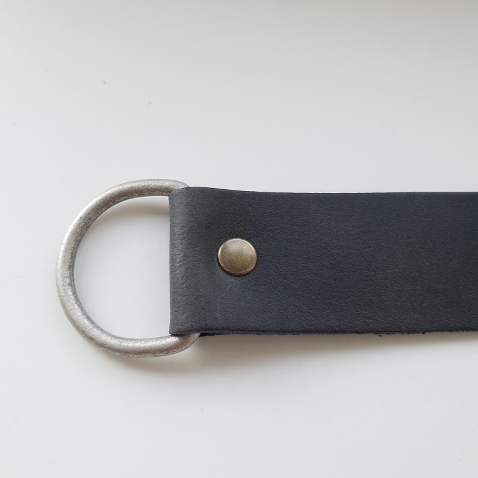 Bij Lien Gordijn embrasse leer3cm Antraciet