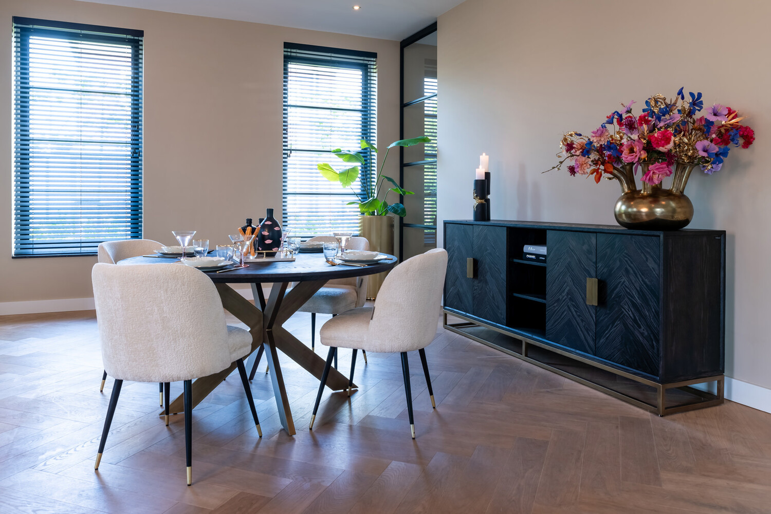 Richmond Interiors Eettafel Blackbone messing Ø140 cm rustiek zwart