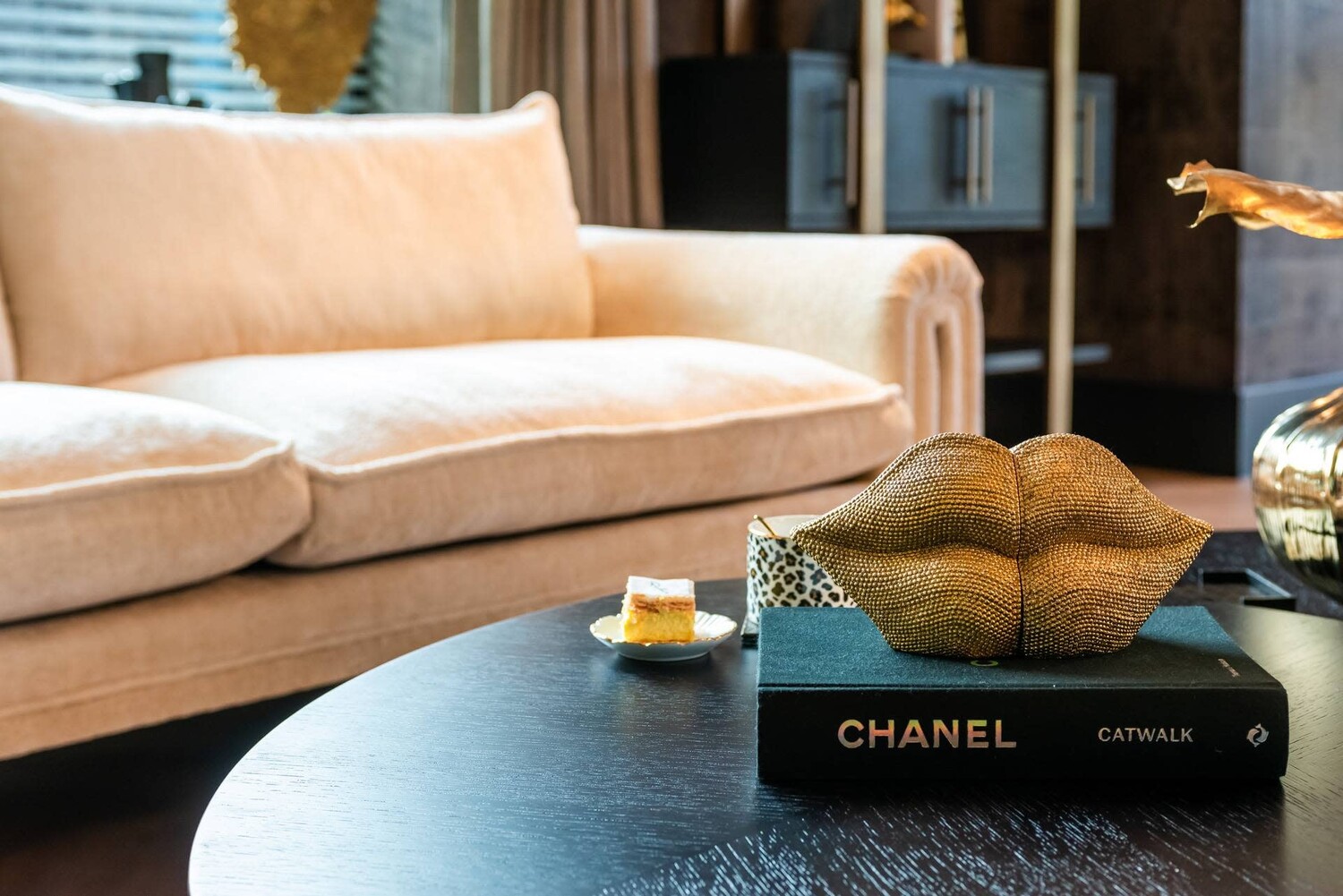 Richmond Interiors Boekenstandaard Kiss goud