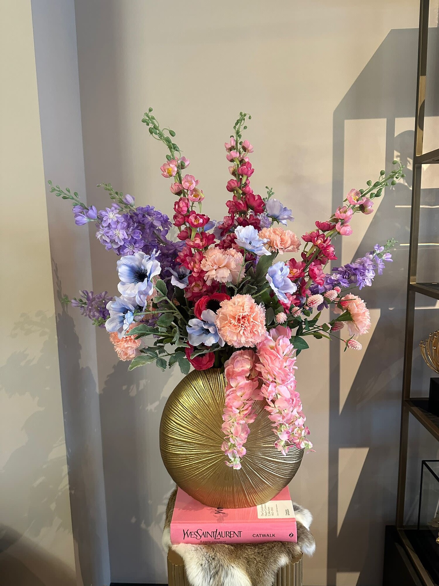 Vaas Livorno medium goud met boeket kunstbloemen Dreamy Pastel