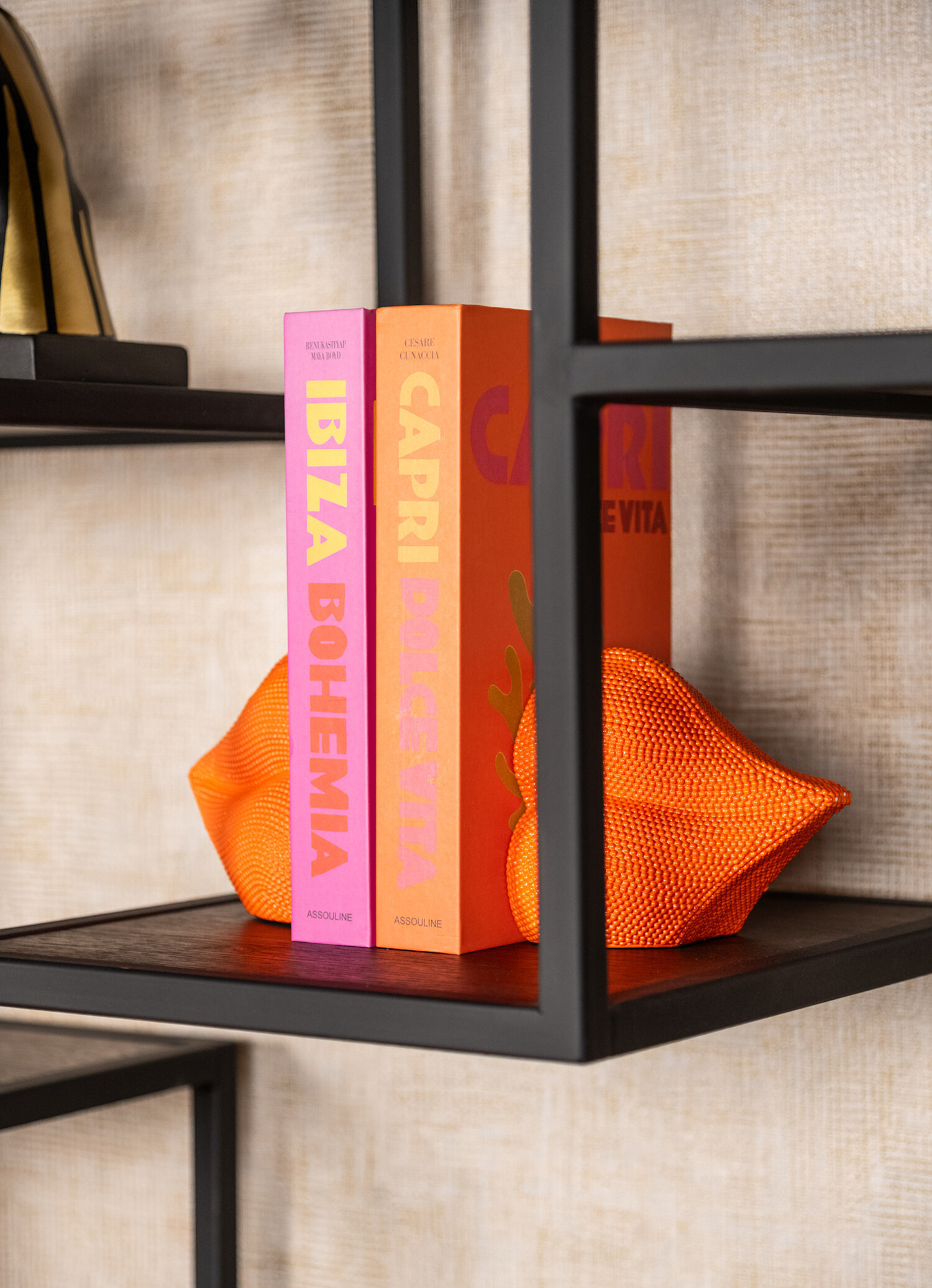 Richmond Interiors Boekenstandaard Lips oranje