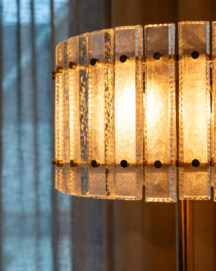 Richmond Interiors Vloerlamp Feline brass antique marmer glas
