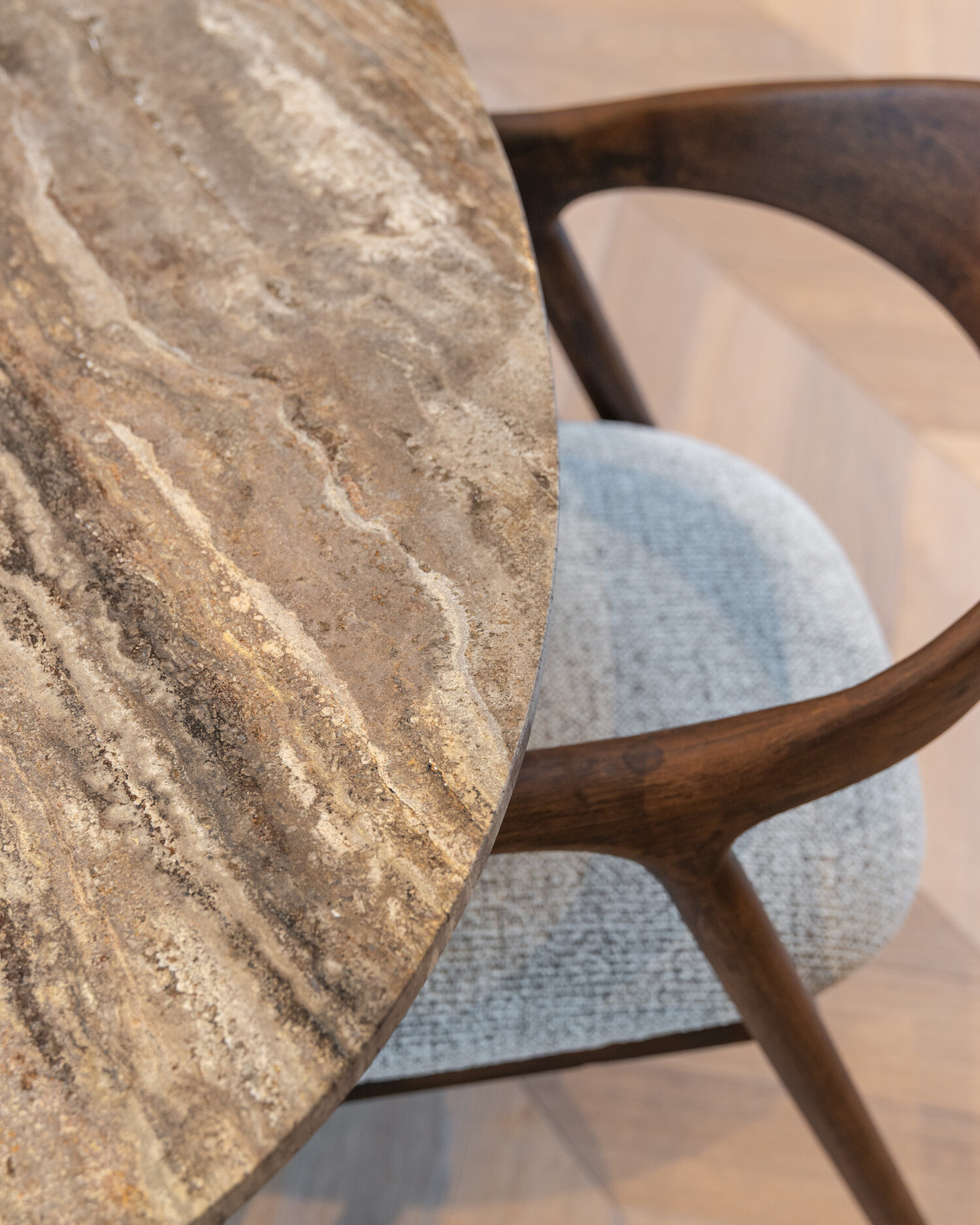 Richmond Interiors Eettafel Russo bruin travertine aluminium ovaal 235 cm