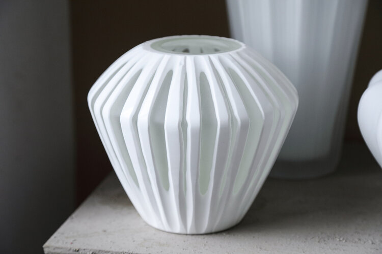 PTMD Collection Ireka White vaas handgesneden hoekig glas rond Medium