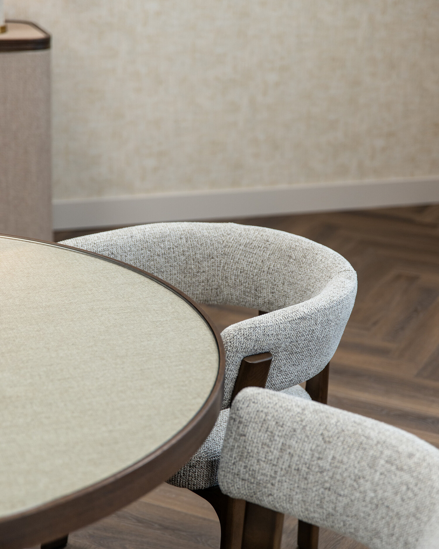 Richmond Interiors Eettafel Willox met glasplaat bruin eiken linnen Ø130 cm