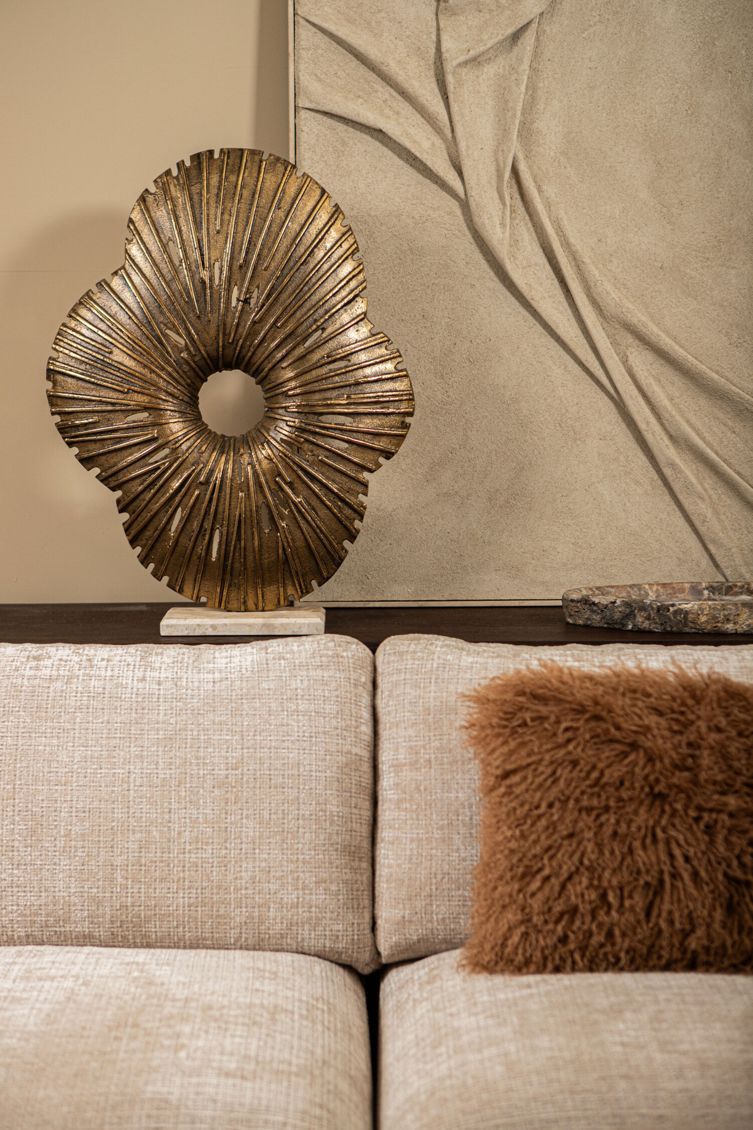 PTMD Collection Vija Gold organisch aluminium ornament op stenen voet Large