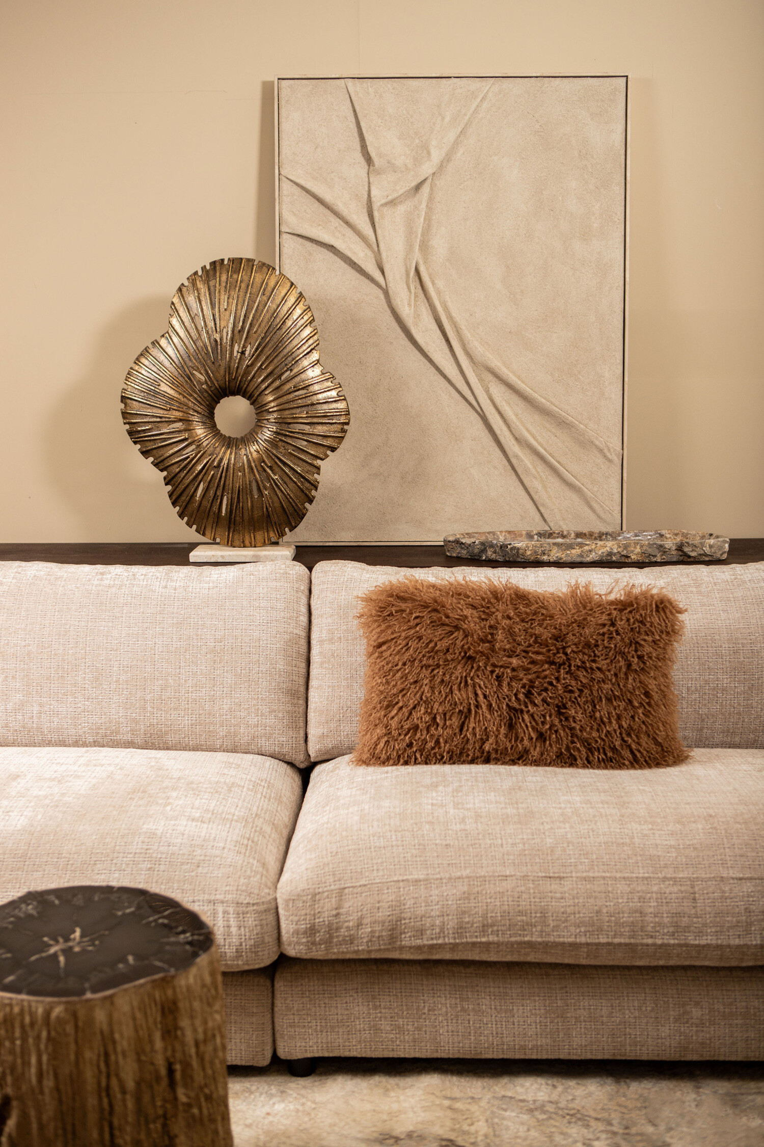 PTMD Collection Vija Gold organisch aluminium ornament op stenen voet Large