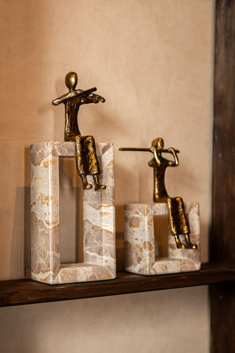 PTMD Collection Aleria Gold violin lady beeld aluminium op marmer voet L