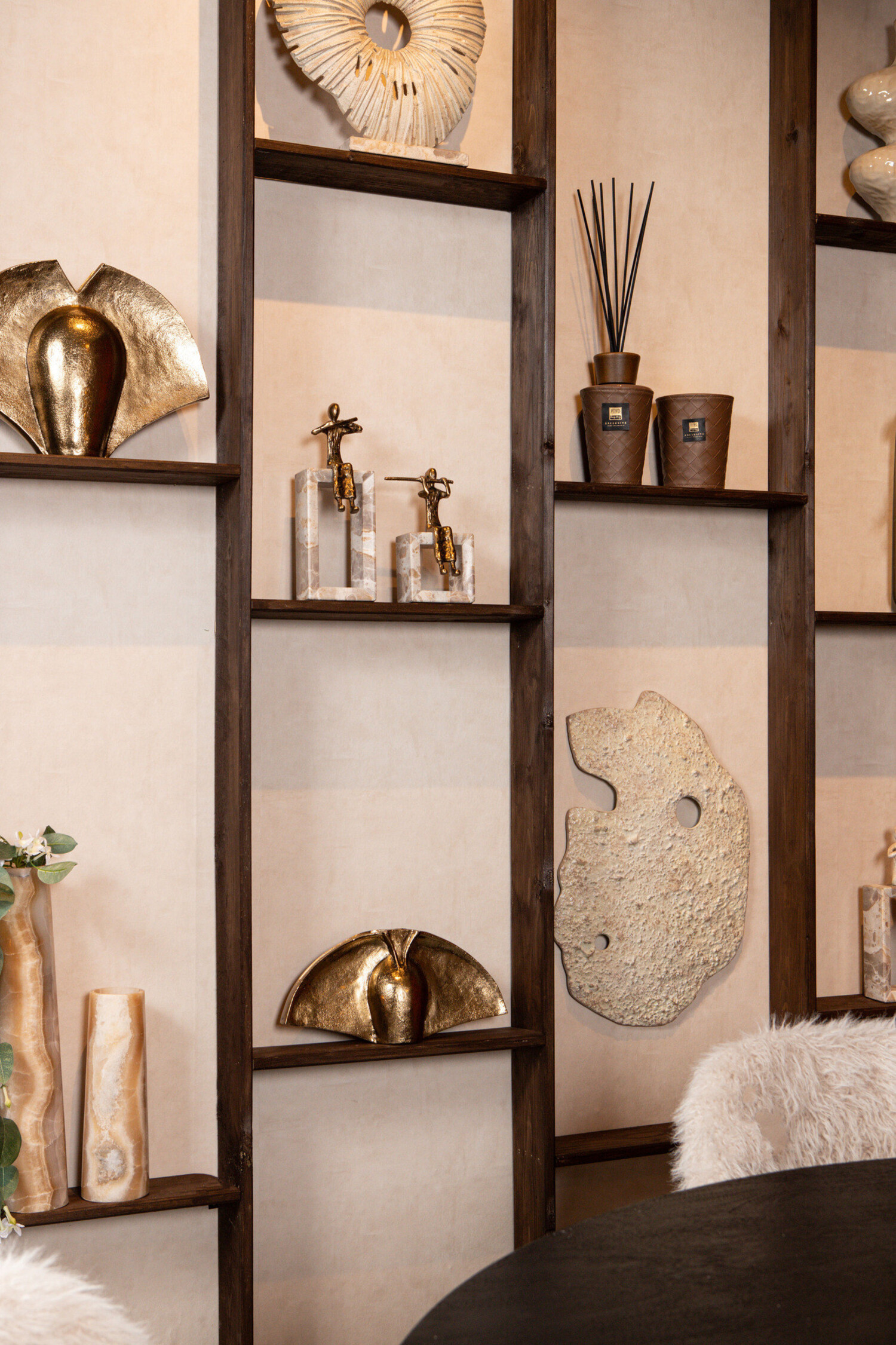 PTMD Collection Aleria Gold violin lady beeld aluminium op marmer voet L