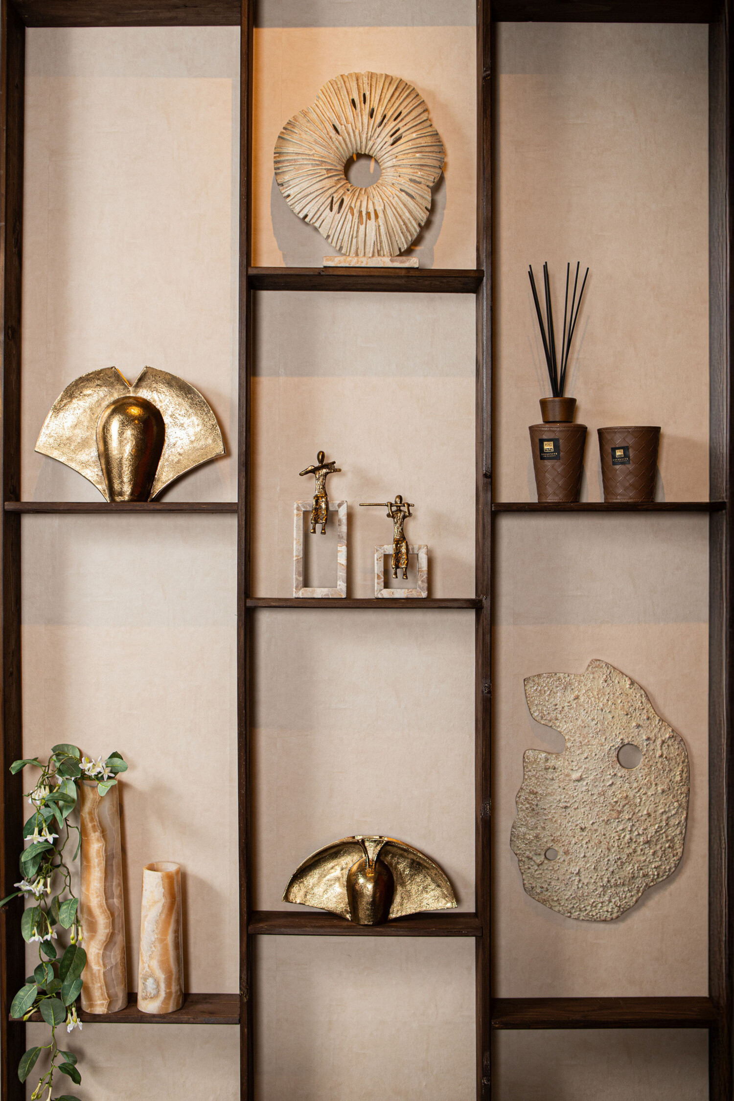 PTMD Collection Aleria Gold violin lady beeld aluminium op marmer voet L