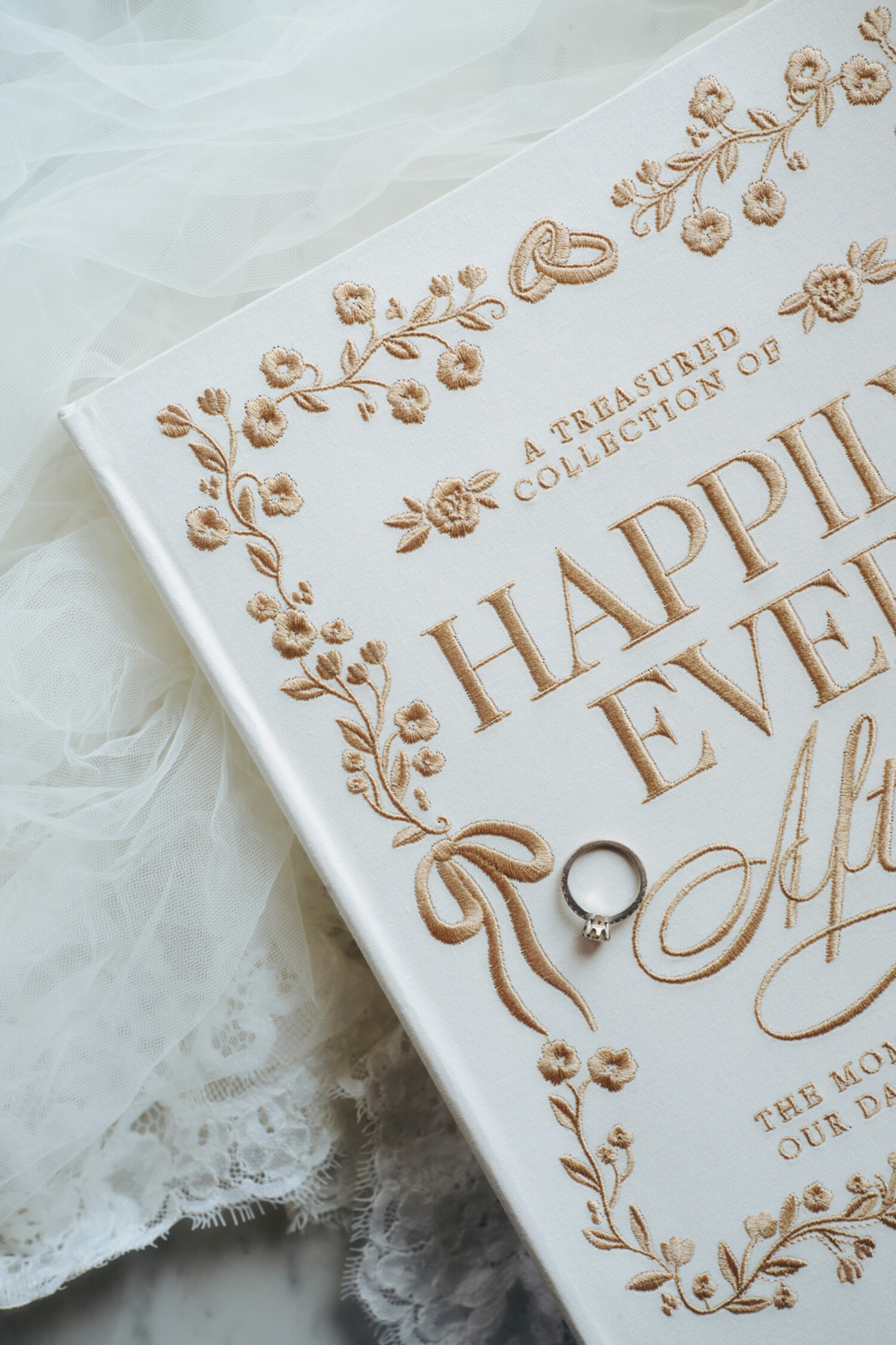 Koffietafelboek Happily Ever After - geborduurd