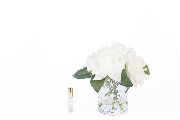Côte Noire Luxury Herringbone Vase Blush en White Rose Buds Bouquet