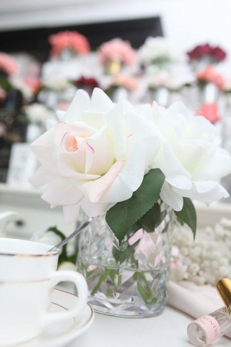 Côte Noire Luxury Herringbone Vase Blush en White Rose Buds Bouquet
