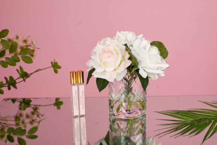 Côte Noire Luxury Herringbone Vase Blush en White Rose Buds Bouquet