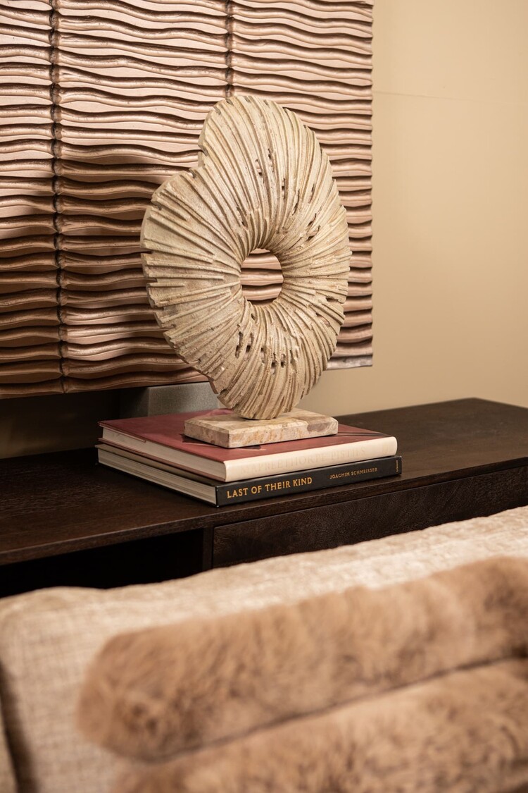 PTMD Collection Vija Beige organisch aluminium ornament op stenen voet Large