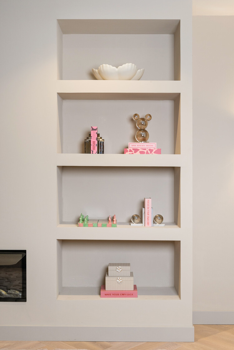 Richmond Interiors Boekenstandaard Rosy Smokey Gray kristal glas