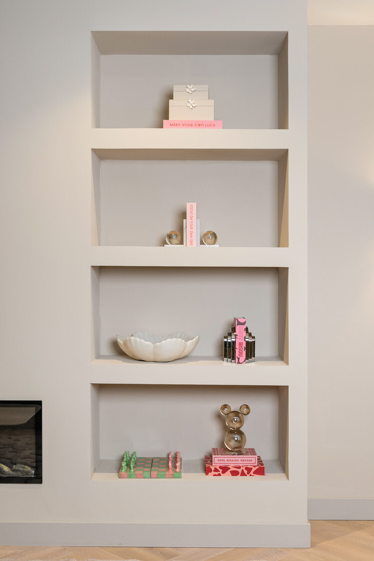 Richmond Interiors Boekenstandaard Rosy Smokey Gray kristal glas