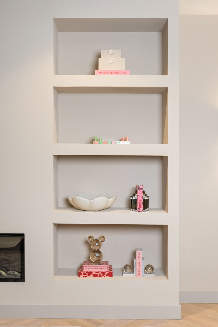 Richmond Interiors Boekenstandaard Rosy Smokey Gray kristal glas