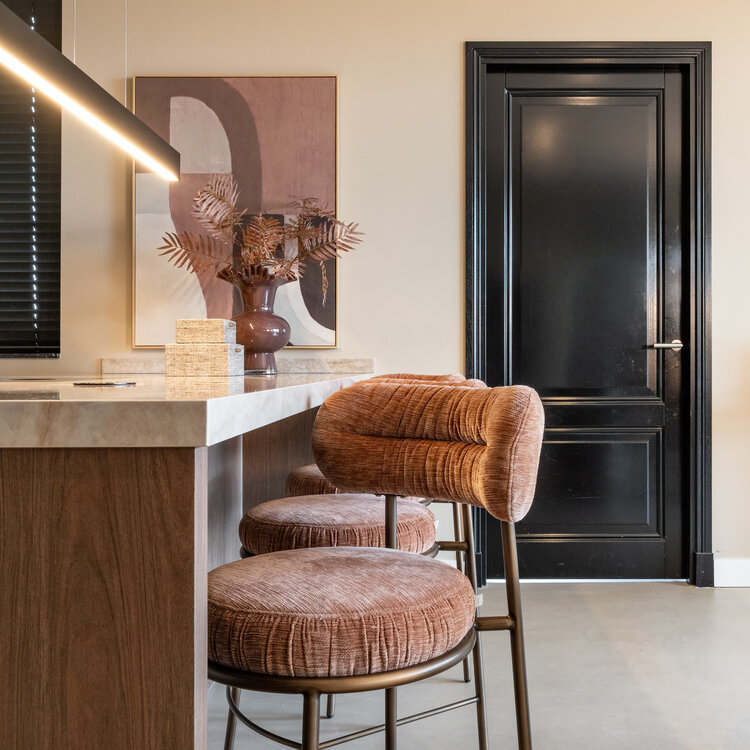 Richmond Interiors Counterstoel Encanto Be straight mocha mousse