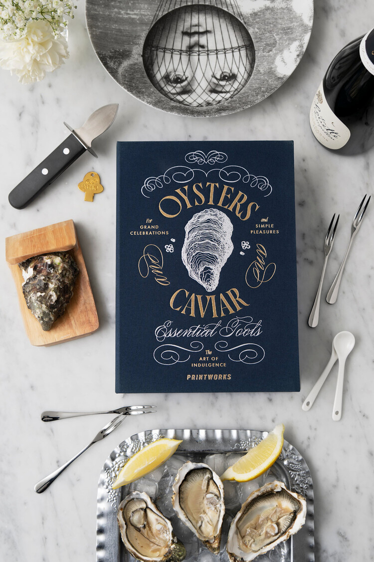 Koffietafelboek The Essentials Oyster Caviar tools - Blue