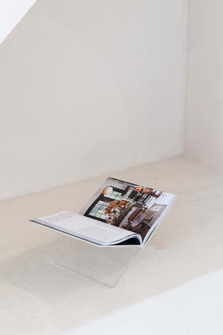 Boekenstandaard Tomei Acryl glas