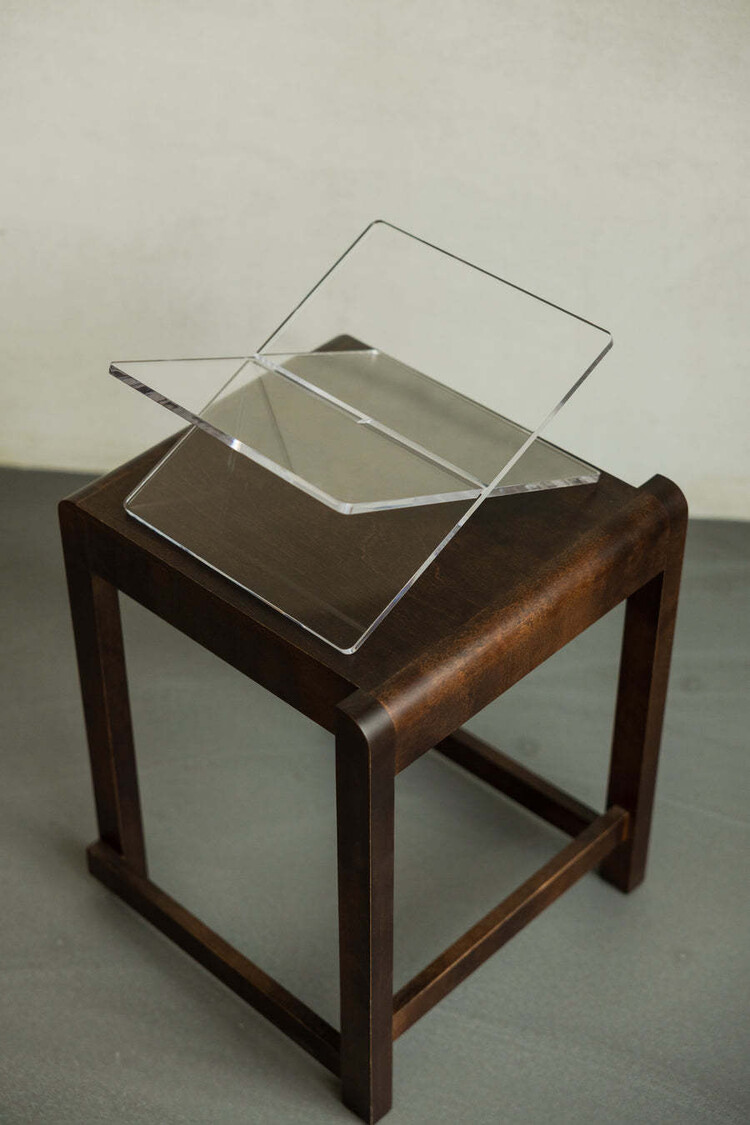 Boekenstandaard Tomei Acryl glas