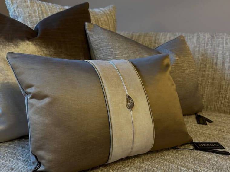 Brons interieur. Wil je ons kussen?