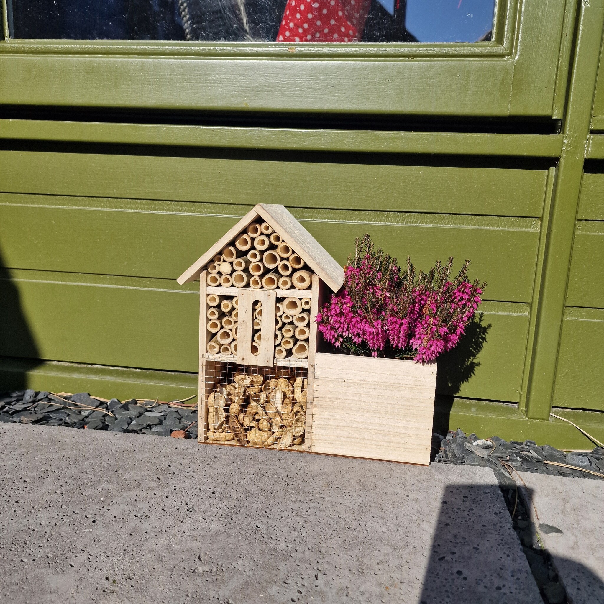Bijenhotel met plantenbakje
