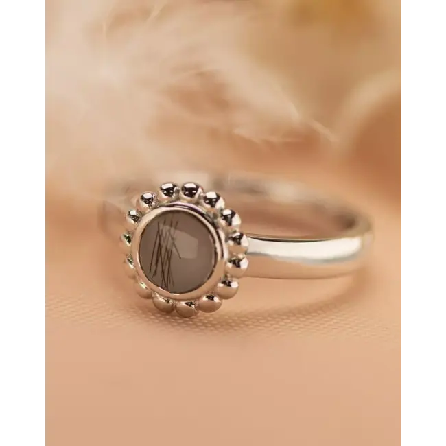 Asring met parelrand en rond kastje