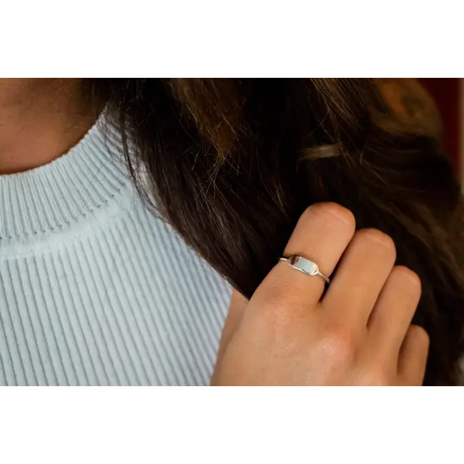 Minimalistische zegelring met vingerafdruk